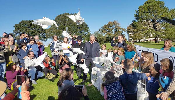 Phil Goff and children releasing peace doves